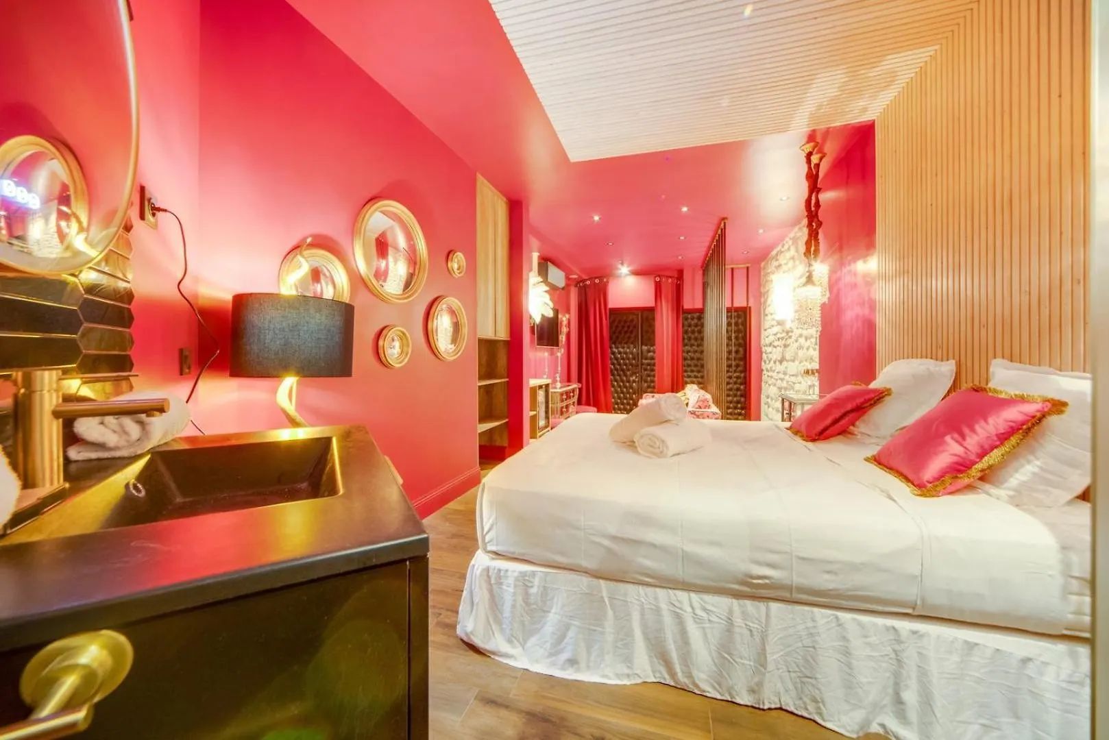 Love & Room Spa Week-End Parigi 0*,